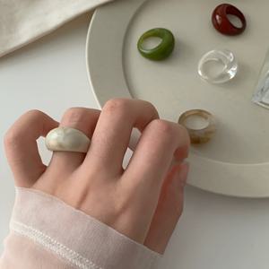 TEMU 5개 캔디 컬러 레트로 아크릴 아크 와이드 페이스 반지, 젤리 텍스처의 심플하고 유니크한 디자인 – 데일리 출퇴근 및 사진 촬영에 필수적인 아이템. 자매를 위한 완벽한 선물