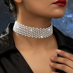 TEMU 여성 데일리 패션 및 의상 코디에 완벽한, 고급스럽고 우아하며 다재다능한 홀 디자인의 쇼트 초커 목걸이.