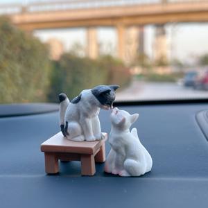 TEMU 귀여운 세 개의 장식 세트. 흰색 고양이를 키스하는 장난기 넘치는 고양이 키트가 특징이며, 차량 내부를 장식하는 데 완벽합니다. 발렌타인데이를 위한 매력적인 선물입니다. 이 시뮬레이션된 동물 액세서리는 즐거운 터치를 더해줍니다.