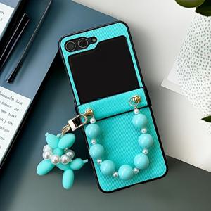 TEMU 휴대폰 케이스 - 이 제품은 삼성 폴더블 케이스용으로 디자인된 귀여운 아이스 그린 강아지 참 휴대폰 케이스입니다. Galaxy Z Flip 6과 호환되며, 힌지 보호 기능을 제공하며 Z Flip 5/Z Flip 4/Z Flip 3에 적합하며, 창의적인 낙하 방지 디자인을 특징으로 합니다.