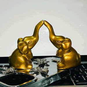 TEMU 1 쌍의 우아한 금색 코끼리 레진 조각품 - 현대적인 사랑 테마 장식, 내구성 있는 실내/실외 테이블 및 가구 액센트, 추수감사절 및 가정 장식에 완벽한 코끼리 장식