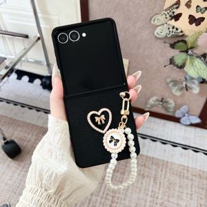 TEMU 삼색 하트 모양의 리본 + 진주 손목 스트랩 폰 케이스, 삼성용으로 적합한 창의적인, , 그리고 유니크한 풀 보호 커버, 갤럭시 Z Flip3, 갤럭시 Z Flip4, 갤럭시 Z Flip5, 갤럭시 Z Flip6, 및 갤럭시 Z Flip7용.