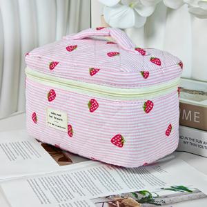 TEMU 여성을 위한 달콤한 딸기 퀼트 메이크업 파우치 - 대용량 휴대용 화장품 정리함, 튼튼한 손잡이, 여자친구와 학생을 위한 귀여운 선물, 내구성 있는 폴리에스터 혼합 컬러, 큐트 메이크업 백|가방|보부상가방|화장품정리함