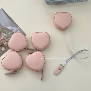 TEMU 1.5m 핑크 인조 가죽 하트 모양 미니 줄자 - 키체인 포함, 컴팩트하고 스타일리시한 수축식 줄자, 하트 모양 릴 & 손목 스트랩 루프, 허리, 집, 공예, 사계절 사용 - 우아한 선물 (여성 패션 액세서리, 내구성 & 휴대성) - 핑크 인조 가죽 하트 디자인의 미니어처 줄자, 일상 휴대 및 바구니 장식용 보관에 이상적