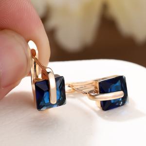 TEMU 1쌍의 우아한 스퀘어 블루 스톤 이어링 - 진보색 & 로얄 블루 스퀘어 비즈, 골든톤 스퀘어 후프, 안전한 훅 클로저, 웨딩, 파티, 일상용 주얼리 - 1년내내 착용가능한 변색되지 않는 디자인 ( 데이, 마르디그라, 정장행사) - 합리적인 럭셔리 스퀘어컷 블루 이어링, 파티 액세서리, 브라이덜 액세서리, Teenager를 위한
