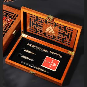 TEMU 선물 상자와 함께 제공되는 메탈 비즈니스 만년필 세트. 교체 가능한 네개의 니브가 특징이며, 리더, 선생님을 위한 선물 또는 사무실 및 생일 선물로 완벽합니다.