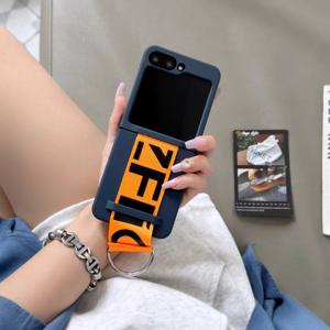 TEMU 폰케이스: 유럽&미국 트렌디 컬러블록 레터 손목밴드 케이스 - 갤럭시 Z 플립 6 & 갤럭시 Z 플립 5 폴더블 스크린 휴대용 할인 폰케이스