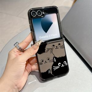 TEMU 삼성 갤럭시 Z 플립 7, Z 플립 5, Z 플립 6용으로 설계된 검은색과 흰색 고양이 폰 케이스, 투명한 부드러운 뒷면이 특징입니다.