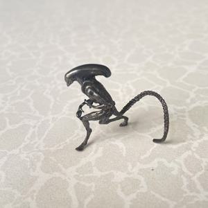 TEMU 황동 외계인 조각상 - AVP 영화 컬렉션, 날카로운 이빨과 발톱이 있는 SF 장식품, 실내/야외 장식용, 할로윈, 크리스마스, 생일 파티, 외계인 팬을 위한 수집 피규어, 섬세한 디테일 디자인