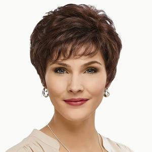 TEMU 고온 섬유로 만들어진 약간 곱슬거리는 짧은 머리의 여인.