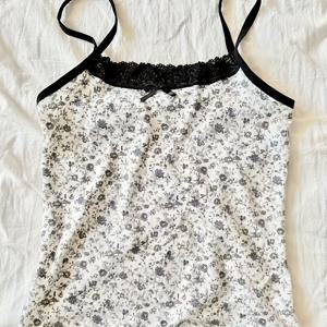 TEMU 여성용 화이트 & 그레이 플로럴 프린트 레이스 느낌 보우 캐미솔 탑 - 가볍고 통기성 좋은 스파게티 스트랩 블라우스, 반팔, 여름 비치웨어 나이트드레스, 캐주얼 슬립웨어 & 데이-투-나이트 드레스 액센트 (손세탁 가능)|여름잠옷