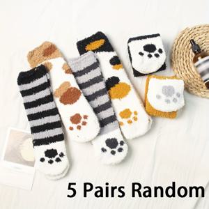 TEMU 랜덤 5켤레 패키지 플러시 양말, 겨울용 코랄 캐릭터 고양이 발바닥 양말, 귀여운 밀크 양말, 두꺼운 보온 안감 양말, 트렌디한 고양이 발바닥, 줄무늬, 도트 패턴, 캠퍼스 스타일 남녀 커플용