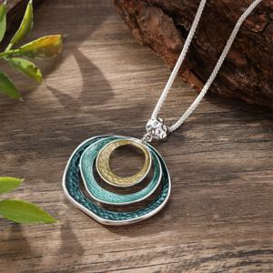 TEMU 새로운 스타일 원형 반지 마카롱 에나멜 기하학적 할로우 여성 패션 펜던트 목걸이, 심플하고 다재다능하며 매일 착용하기에 적합하며 메탈릭 마감이 있습니다.