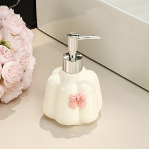 TEMU 1개 고품질 세라믹 로션 병, 프레스-투-디스펜서 디자인, 우아한 틸 & 화이트 핑크 리본, 400ml/13.5oz 호텔 욕실용, 샴푸·핸드워시·샤워젤 용기, 장식 리본 액센트, 매끄러운 광택 마감, 크리스마스/할로윈 선물 데코