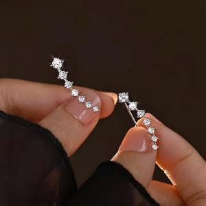 TEMU 큐빅 지르코니아로 제작된 새로운 스타일리시한 스터드 귀걸이. 섬세한 바늘 디자인의 화이트 이어 스터드가 특징이며, 독특하고 고급스러운 액세서리를 찾는 여성에게 완벽합니다.