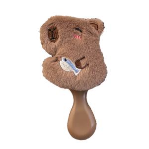 TEMU 작고 귀여운 만화 사과 카피바라 봉제 인형 에어 쿠션 헤어브러시 1개. 두피 마사지용으로 디자인되었으며, 장식용 동물 피규어가 특징입니다. 일반 모발에 적합하며 여행용 헤어 스타일링에 편리합니다.