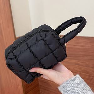 TEMU 여성용 퀼트 화장품 파우치 - 대용량 여행 메이크업 정리함, 튼튼한 손잡이 포함, 블랙 휴대용 세면도구 가방, 스타일리시 액세서리, 퀼팅 질감|파우치|수납정리함|화장품정리함