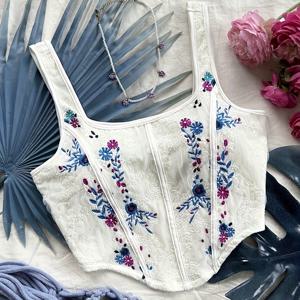 TEMU 여성용 플로럴 자수 피쉬본 캐미솔 탑 - 비대칭 밑단 민소매 여름 블라우스, 세탁기 사용 가능 가벼운 화이트 & 블루 핑크 꽃무늬, 캐주얼 아웃팅용 섬세한 디테일 자수 블라우스