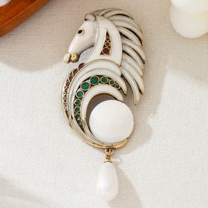 TEMU 합금으로 제작된 흰색 말 브로치. 무게는約32그램이며, 드립글레이즈 에나멜 마감이 특징입니다. 심플하고 우아한 디자인으로 옷장 오작동을 방지하는 데 적합합니다. 동물 시리즈의 패셔너블하고 트렌디한 이 제품은 W에게 이상적입니다.