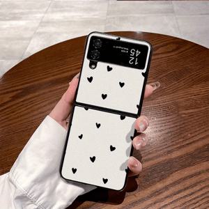 TEMU 삼성 폴더 시리즈(Galaxy Z Flip 4, Z Flip 5, Z Flip 6, W22, W23, Fold 4, Fold 5, Fold 6)와 호환되는 보호 케이스용으로 디자인된 블랙 하트 물방울 무늬가 들어간 세련된 PC 소재