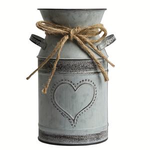 TEMU 빈티지 스타일의 메탈 팩스 (2개의 손잡이형 우유통 모양) 꽃병으로, 향수를 불러일으키는 시크한 장식에 완벽합니다. 아연 도금된 용기에는 장식용 꽃통으로, 농가 스타일의 미학에 이상적이며, 건조 또는 인조 꽃을 위한 플로럴 아플리케가 특징입니다.