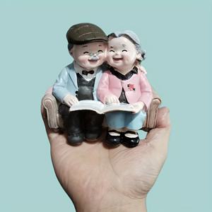 TEMU 매력적인 독서하는 할아버지와 할머니 레진 조각상 - 소파에 앉아있는 따뜻한 노인 커플, 데이, 어머니날 및 아버지날을 위한 완벽한 선물, 거실, 침실 또는 정원을 위한 실내외 홈 데코, 야외 조각품 | 기발한 인형 | 생생한 특징