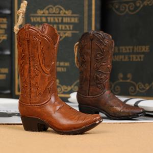 TEMU 2D 평면, 3D 웨스턴 빈티지 부츠 펜던트, 수제 레진 핸드페인팅 디자인으로 실내외 크리스마스 트리 백팩 참 장식에 적합하며, 사무실 데스크탑 배치 장식으로 사용할 수 있습니다. 이스터와 크리스마스 등의 명절을 위한 최고의 선물입니다