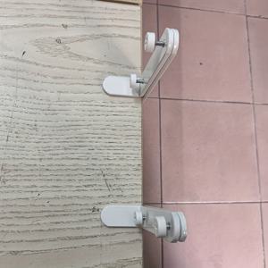 TEMU 조절 가능한 금속 데스크탑 클램프 1쌍 - 집, 사무실 또는 레스토랑 사용을 위한 블랙 아이언 스토리지 브래킷과 나사 - 정리된 작업 공간을 위한 안전한 천공 보드, 데스크탑 조직화 | 조절 가능한 브래킷 | 안전한 장착