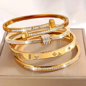 TEMU 유니크한 클로버 디자인의 고품질 팔찌 4개 세트. 클래식 스테인리스 스틸로 제작되었으며, 일상적인 레이어링에 완벽하며 모든 행사에 착용할 수 있는 다용도 콤보입니다.