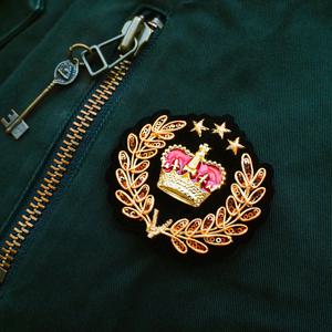 TEMU 세계적인 스타일의 세련된 조각으로, 3D 크라운 패턴이 있는 블랙 벨벳 베이스, 손수 비즈 자수 패치, 옷이나 가방을 장식하기 위한 수공 및 기계 수공으로 제작, 남성과 여성 모두에게 적합합니다.