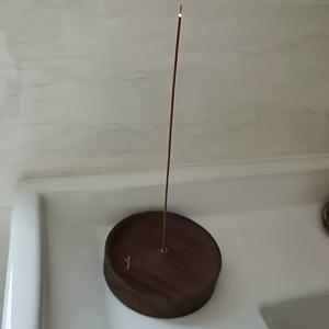 TEMU 둥근 베이스와 중앙 버너가 있는 목재 향로 - 휴대용 젠 명상 제단, 샌달우드 및 시더와 호환, 홈, 요가 스튜디오, 여행용 우아한 디자인 - 내구성 있는 목재 연소 디퓨저, 거실, 침실 또는 명상 공간용 장식 향로, 견고한 둥근 베이스와 매끄러운 표면으로 손으로 제작된 고체 목재, 균일한 연소를 위한 향 폭포