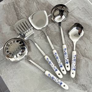 TEMU 5/1개 블루 앤 화이트 프린트 세라믹 핸들 스테인리스 주방용품 세트 - 후라이팬 스패출러, 국자, 체스푼, 밥삽, 슬롯티드 스푼, 턴너 포함 - 청소 용이, 편리한 보관, 주방 도구 및 가제트 세트