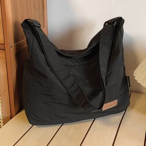 TEMU 심플하고 가벼우며 대용량을 제공하는 숄더백 및 크로스바디백을 위한 4가지 색상 옵션.