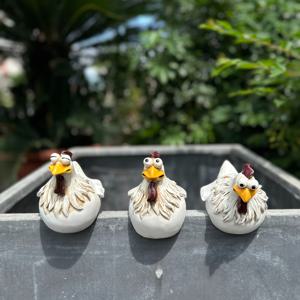 TEMU 이 세트는 독특한 표정의 디자인을 가진 3개의 레진 조각품으로, 각각 흰색 깃털과 주황색 부리를 가지고 있어 매력적인 외모를 자랑합니다. 정원이나 파티오 장식에 완벽하며, 울타리나 돌 테이블 위에 놓고 녹지와 야외 풍경을 돋보이게 하는 재미있는 요소를 더할 수 있습니다. 또한 집안 장식이나 감동적인 선물로도 적합합니다