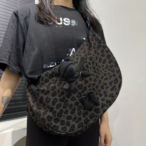 TEMU 여성용 패션 프린트 나일론 가슴 가방, 조절 가능한 스트랩, 지퍼 클로저, 폴리에스터 안감, 캐주얼 스포츠 크로스바디 가방, 재미있는 인형 디자인