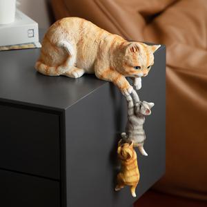 TEMU 사랑스러운 실물 같은 엄마 고양이와 아기 고양이 조각상, 창의적인 레진 고양이 조각 장식, 가정 장식을 위한 3마리의 고양이 피규어, 거실 테이블 상판 및 현관 동물 장식에 적합.