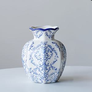 TEMU 새로운 중국 스타일의 레트로 세라믹 꽃병, 고급 손으로 그린 패턴이 있는 수집용 도자기 꽃병으로, 동양과 서양의 미학을 융합했습니다. 이 다용도 세라믹 예술 작품은 모든 계절에 적합하며, 건조한 꽃과 함께 사용할 수 있습니다.