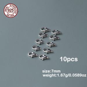 TEMU 925 스테인리스 실버로 제작된 7mm 및 9mm 사이즈의 랍스터 걸쇠 10개 팩입니다. 브레이슬릿 및 목걸이를 만들기에 완벽합니다. 이 공예 용품은 튼튼하고 신뢰할 수 있으며 사용하기 쉽습니다.