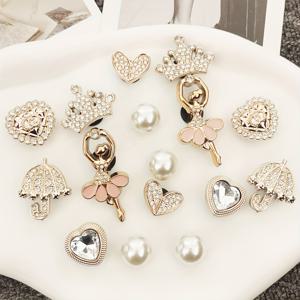 TEMU 16개 골든 슈 참 장식 - 크라운, 하트, 우산 모양 비즈 - 여성 신발용 DIY 파티 , 생일, 할로윈, 웨딩, 선물 - 내구성 ABS 레진 클립, 신발 액세서리, 화려한 디자인, 라인스톤 디테일링, 휴일 장식, 블링 장식품, 고품질 라인스톤, 패션 애호가를 위한 신발 장식