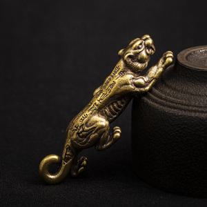 TEMU 빈티지 중국 호랑이 토큰 조각상 - 내추럴 에이징 브라스 미니어처 피규어, 빈티지 구리 호랑이 조각품 데스크탑 장식, 홈/오피스/선반 장식용, 수집용 동물 토큰 (정교한 제작) - 남성용 미니 수집품