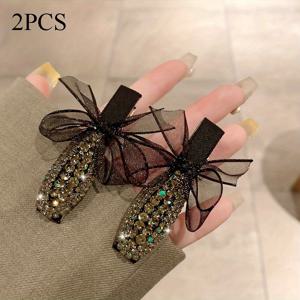 TEMU 리본과 장식이 된 빈티지 블랙 레이스 헤어 클립 2개, 헤어피스 및 엣지 클립과 같은 다양한 헤어 액세서리 포함, 일부는 파손된 상태입니다.