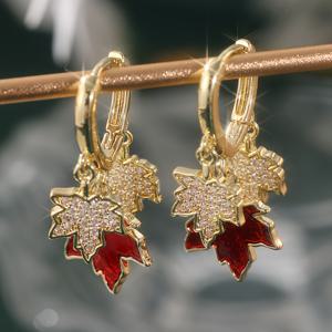 TEMU 요요 여성용 우아한 빈티지 레드 메이플 리프 스터드 귀걸이 - 골든톤 KC 도금 합금 주얼리, 반짝이는 큐빅 시스틱 지르코니아, 캐나다 가을 패션, 일상 및 공식 행사용, 크리스마스 선물 (연중 착용), 휴일 액세서리, 스타일리시 디자인, 명품 아이템, 쇼핑러를 위한 선물
