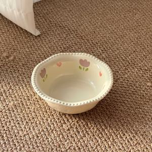 TEMU 고양이와 소형견을 위한 꽃무늬 세라믹 급식 트레이 - 미끄럼 방지 기울기 설계, 두꺼운 내구성 안티팁 디자인, 크림 화이트 & 파스텔 컬러, 편안한 먹이 높이, 홈 데코용 스타일리시 식기 (그릇 랙 미포함), 고양이 주인들을 위한