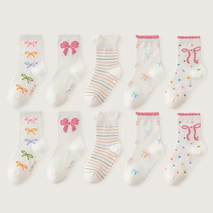 TEMU 핑크색 리본 패턴의 만화 디자인 양말 5켤레 세트. 여아 및 아기에게 적합합니다. 및 물방울 무늬의 미드 카프 양말은 사계절 내내 일상복으로 완벽합니다.
