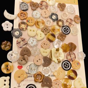 TEMU 20개 세트 새로운 브라운/초콜릿 컬러 * DIY 의류, 저널 장식 및 수제 뜨개질 액세서리용 귀여운 하트 단추 (랜덤 스타일)