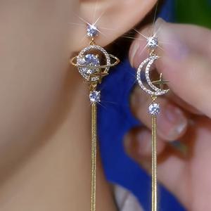 TEMU 천상의 매달린 귀걸이 - 긴 체인 별 & 달 드롭과 토성 같은 행성 펜던트, 일상 및 파티용 반짝임, 연중 우아함 (관리 불필요)