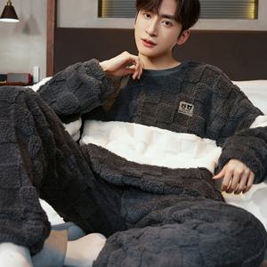 TEMU 새로운 가을/겨울용 남성용 두꺼운 따뜻한 라운지웨어 세트. 긴소매와 바지의 일본/한국 스타일 체크 무늬 플란넬 파자마가 특징이며, 작은 곰 장식 디자인으로 컬러 블록 처리되어 있어 부드럽고 편안합니다.