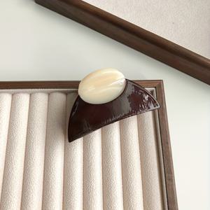 TEMU 1개 우아한 레트로 헤어 클립 - 두꺼운 5mm 대형 반원형 헤어핀, 베이지/크림/블랙/브라운 톤, 광택 마감 & 매끄러운 가장자리, 여성용 다용도 헤어 액세서리, 크리스마스/추수감사절 선물, 반조개 & 솔리드 디자인 (일본 한국 뷰티 트렌드 호환) - 일상 & 정장 이벤트에 이상적, 땋은 머리, 번, 포니테일용 내구성 있는 헤어핀