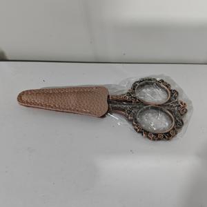 TEMU 클래식 스테인리스 스틸 매화 모양 가위, 인조 가죽 파우치 포함, 컴팩트 사이즈, 레트로 브론즈 마감 처리, 인체공학적 손잡이로 공예 및 재봉에 적합, 배터리 불필요, 장식용 절단에 완벽