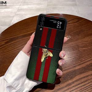 TEMU 폰 케이스: 벌 모양 패션 브로치 패턴, 창의적이고 고급스러운 디자인. 삼성 갤럭시 Z 플립3, Z 플립4, Z 플립5, Z 플립6, Z 폴드2, Z 폴드3, Z 폴드4, Z 폴드5, Z 폴드6에 적합한 실용적인 인조 가죽 케이스. 얼룩 방지, 스타일리시하고 트렌디함